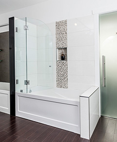 European Hinged Design Frame-less Shower Doors and Tub Enclosures